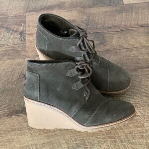 Toms Wedge - great Fall shoe! 🍁